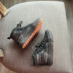 Vans little boys MTE high top size 11.